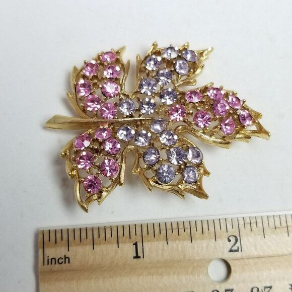Vintage Pink Purple Rhinestone Leaf Shape Brooch Pastel Gold Tone Setting Estate - Picture 4 of 6
